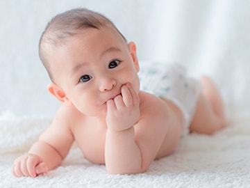 Baby holding fingers in mouth